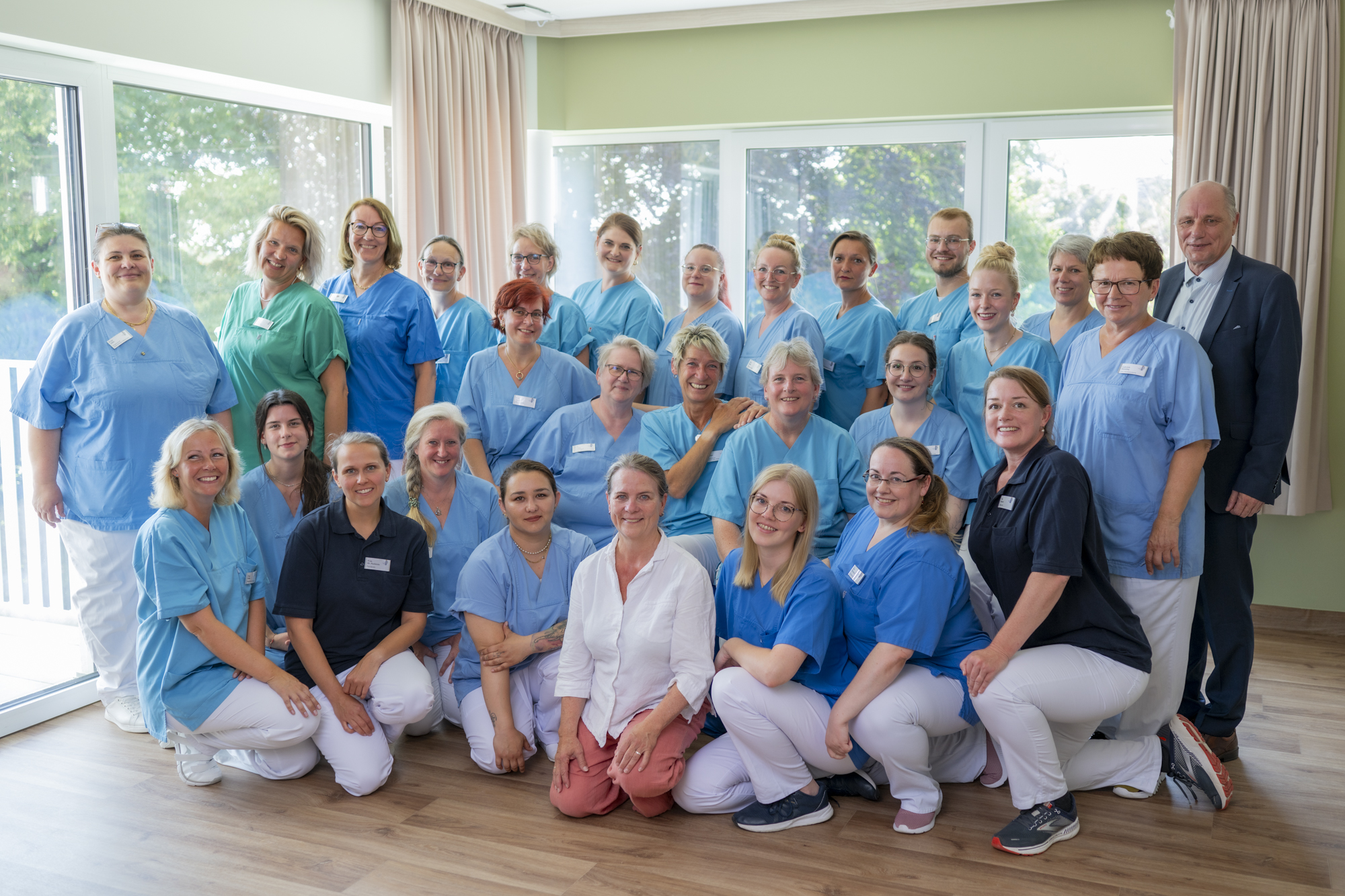 Sabine Köhn (l.) und Angela Bichel (r.) erstellen mit und für Patienten auf der Palliativstation des Sankt Elisabeth Krankenhauses Eutin individuelle Palligrafien. Initiatorin und Stationsleitung Sanja Milic freut sich über dieses neue und in Schleswig-Holstein in dieser Form bislang einmalige Pionier-Projekt.