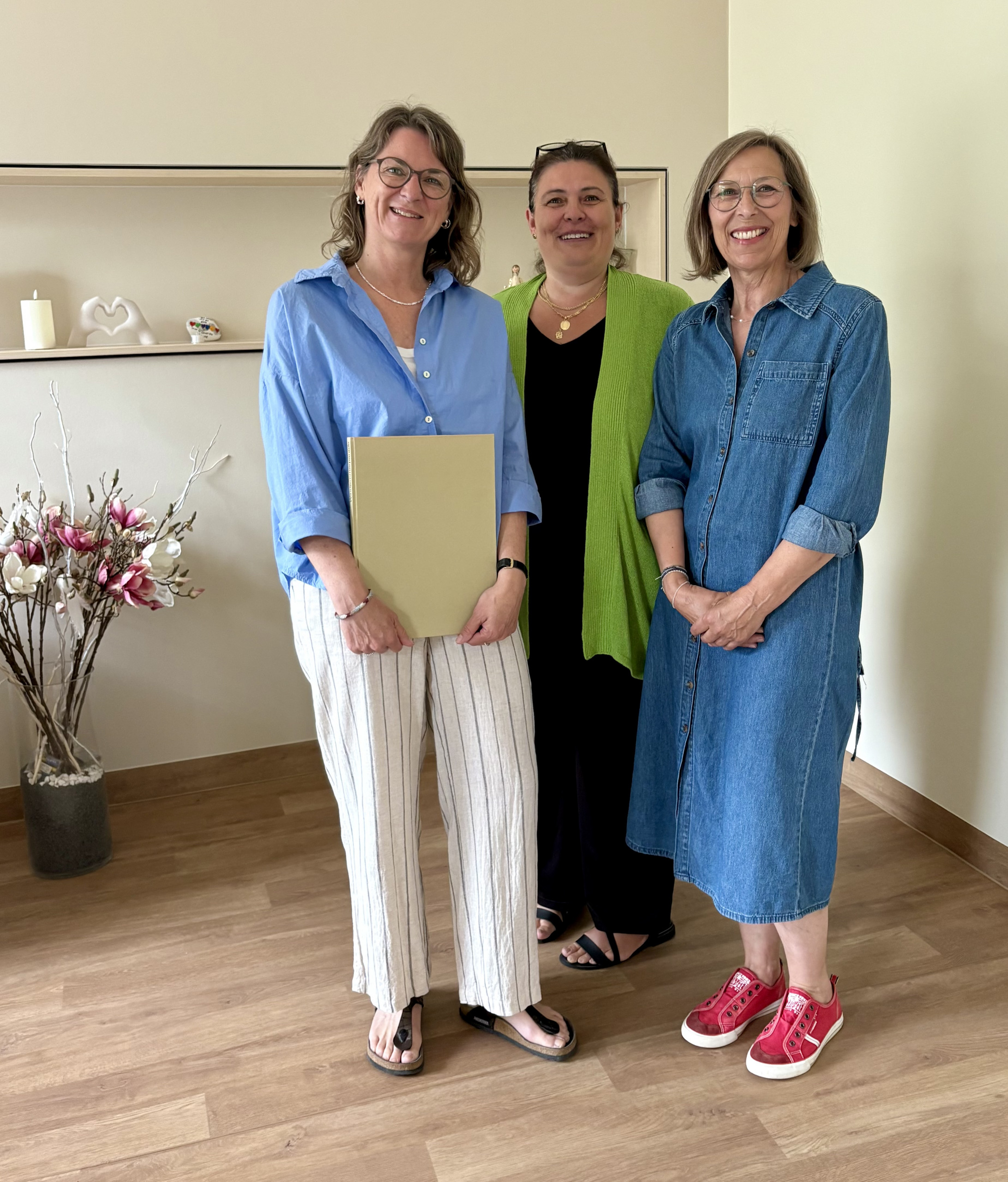 Sabine Köhn (l.) und Angela Bichel (r.) erstellen mit und für Patienten auf der Palliativstation des Sankt Elisabeth Krankenhauses Eutin individuelle Palligrafien. Initiatorin und Stationsleitung Sanja Milic freut sich über dieses neue und in Schleswig-Holstein in dieser Form bislang einmalige Pionier-Projekt.