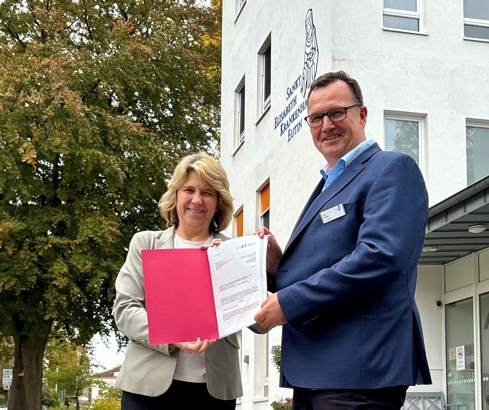 Frau Prof. Dr. Kerstin von der Decken, Ministerin für Justiz und Gesundheit des Landes Schleswig-Holstein, überreichte heute einen Zuwendungsbescheid für die Umstrukturierung und Instandsetzung des Bestandshauses am SEK Eutin an Geschäftsführer Dirk Beutin.